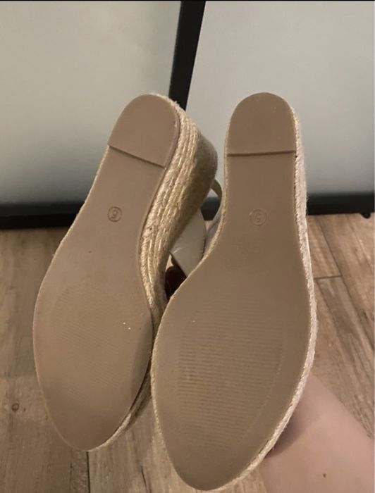 Sandałki  na koturnie