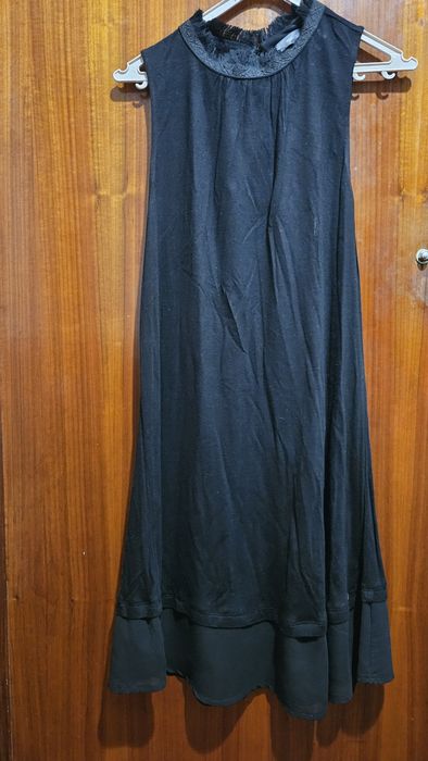 Vestido preto cavas
