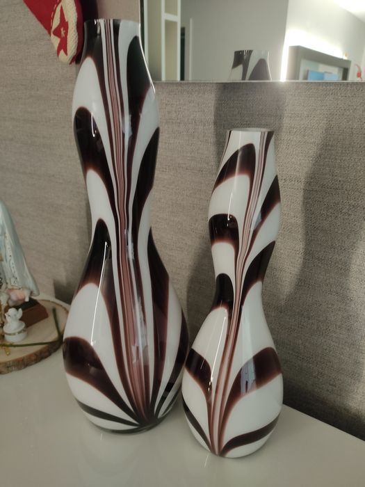 Jarras de decoração branco com beringela escuro