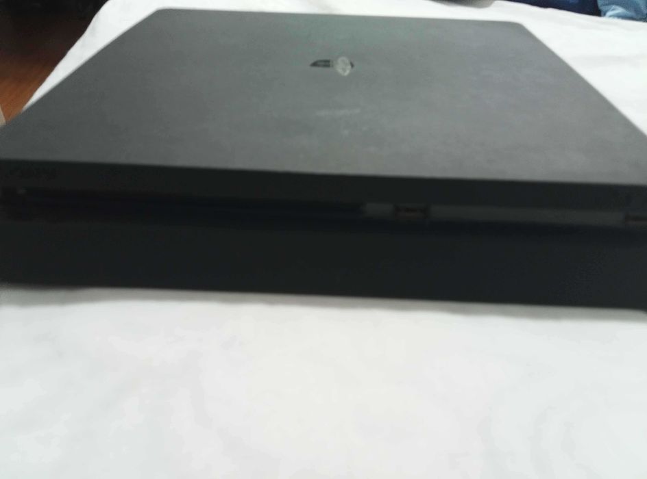 Console PS4 slim junto com um comando
