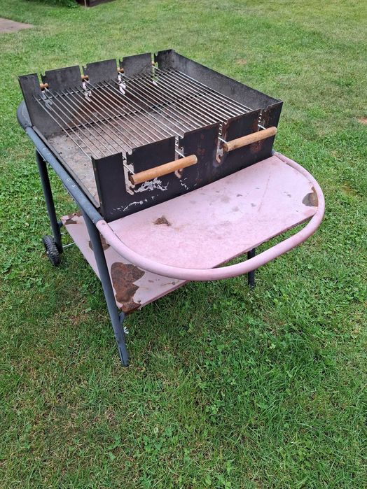 Używany grill (do odmalowania) (120 cmx 57 cm x 84 cm)