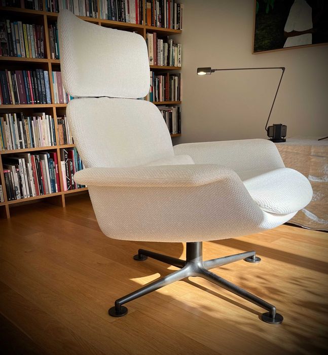 Poltrona e ottoman da marca Knoll.