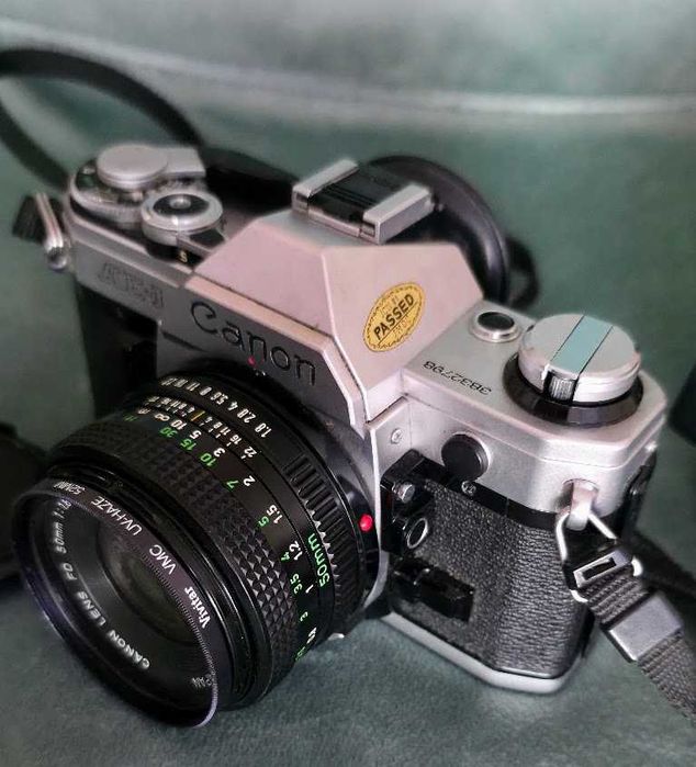 Camera Canon AE-1 SLR de filme 35mm, lente 50mm, filtro uv + flash
