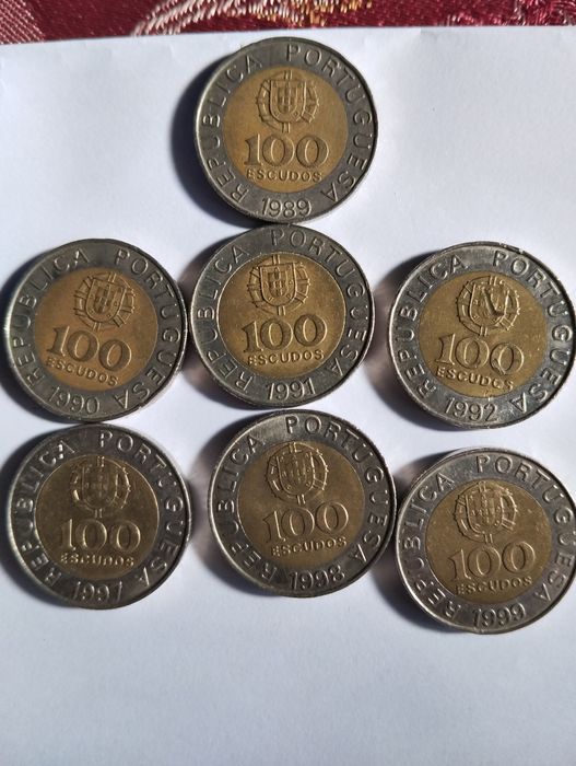 Várias moedas de 100 escudos