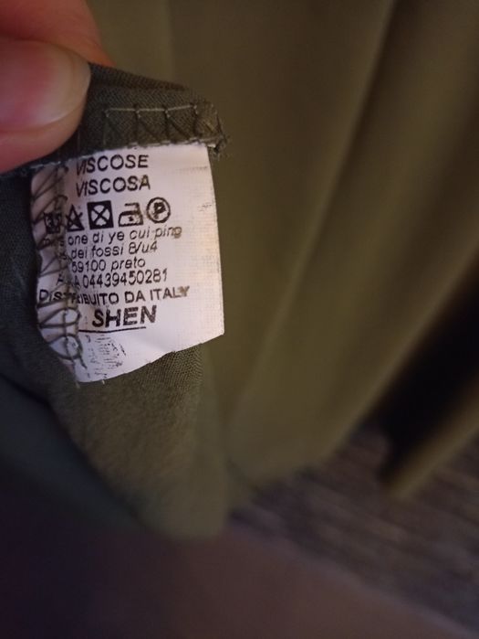 Sukienka w kolorze  khaki.