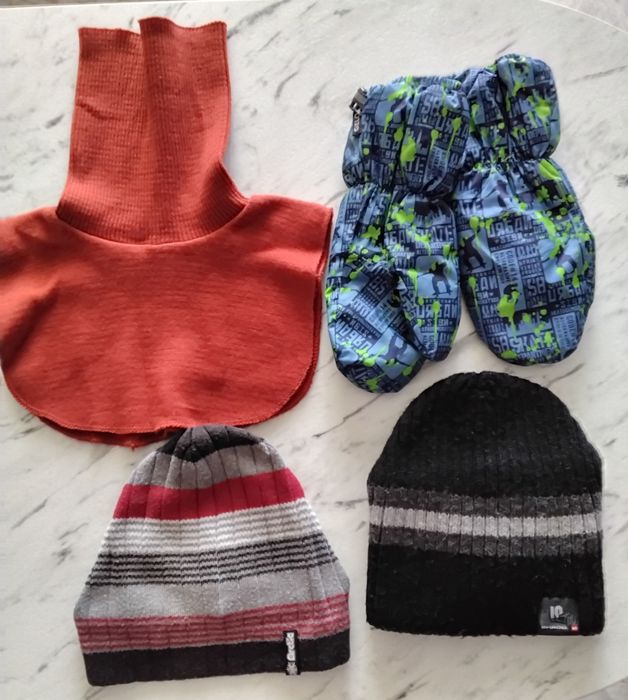 Новые детские варежки- краги,шапки и  манишка для мальчика 7-10 лет