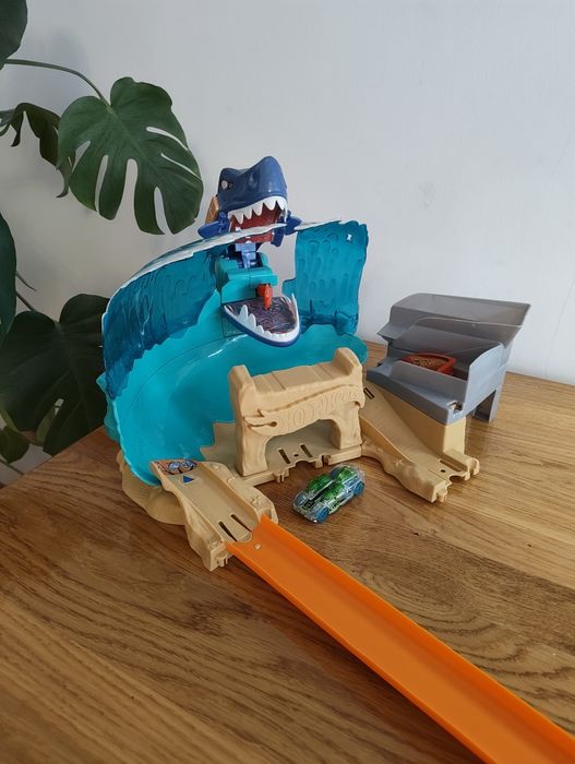 Трек Hot Wheels City Shark Beach Battle, повна комплектація FNB21