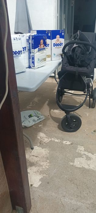 Carinho de bebe com ovo e fraldas