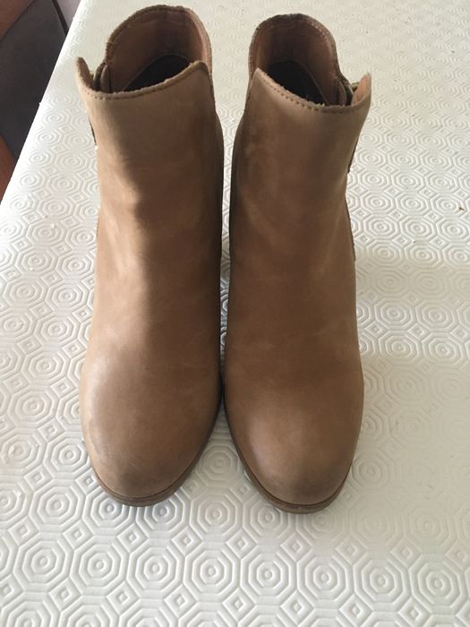 Botas de salto alto.