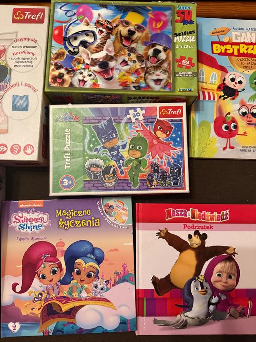 Zestaw książek i puzzli