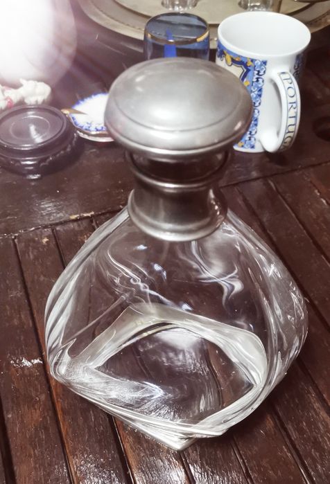 Elegante garrafa com rolha em estanho