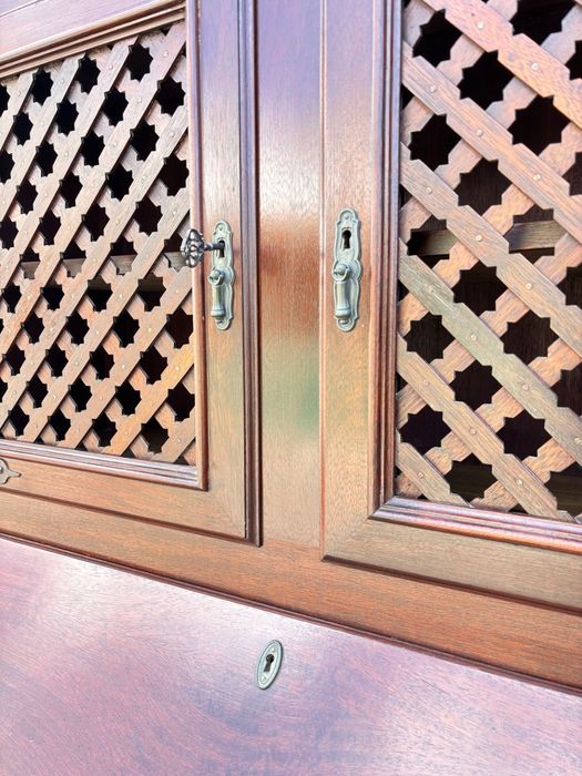 Escrivaninha clássica em madeira