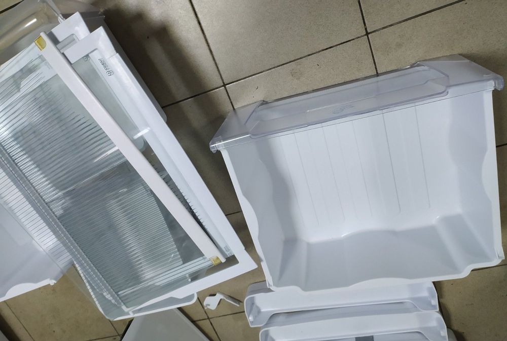 С холодильника Indesit дверцы полки