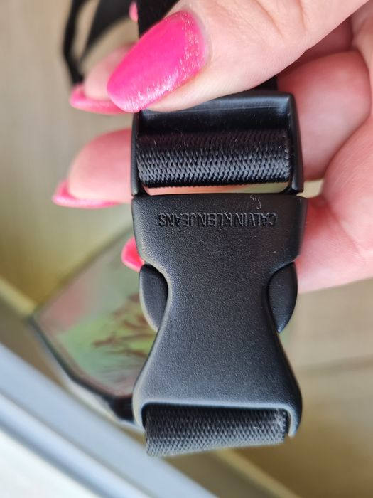 Miesiąca się wieloma kolorami nerka Calvin Klein