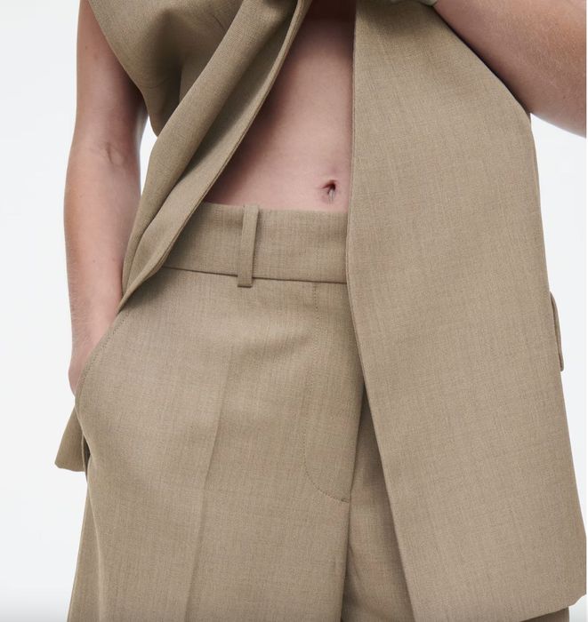 Бермуди COS вовна. колір холодний беж. мають структурне плетіння