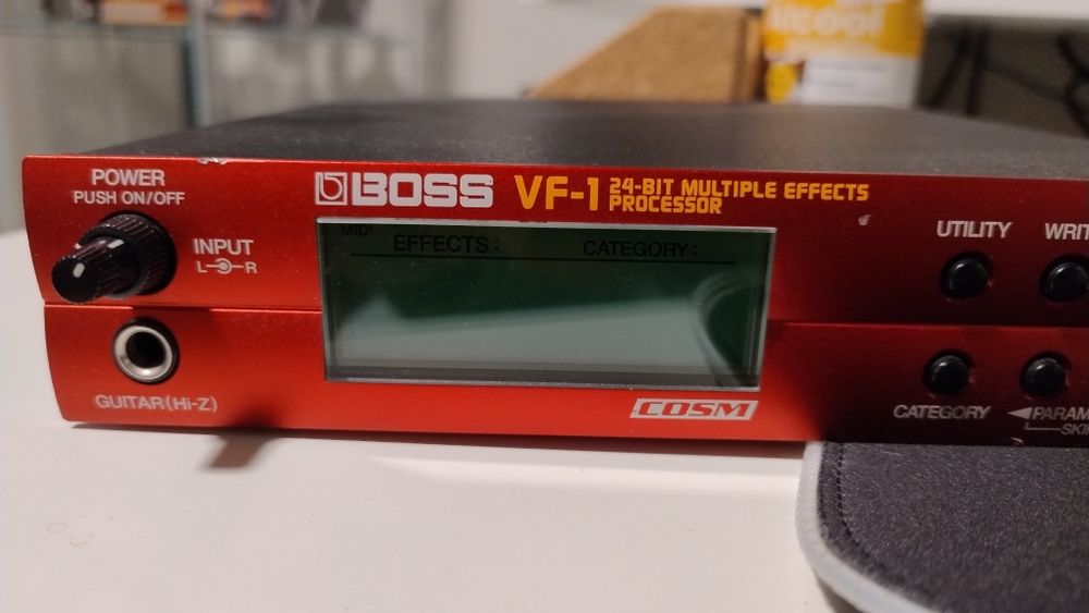Pedaleira Boss VF-1 e controlador MIDI Roland FC2000