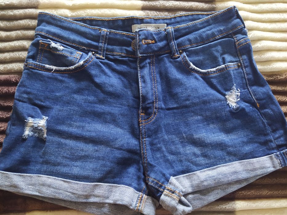 Шортики на дівчину