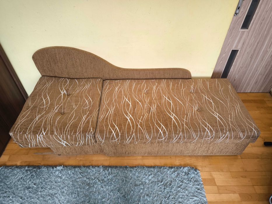 Brązowa, rozkładana sofa