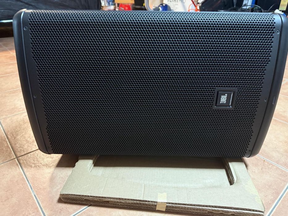 JBL EON 715 + capa oficial