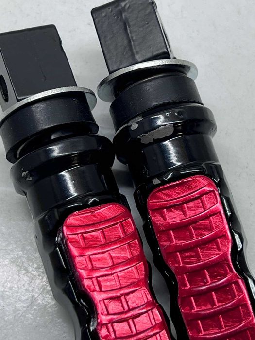 Conjunto de 2 Pedais Traseiros Pretos e Vermelhos para Mota