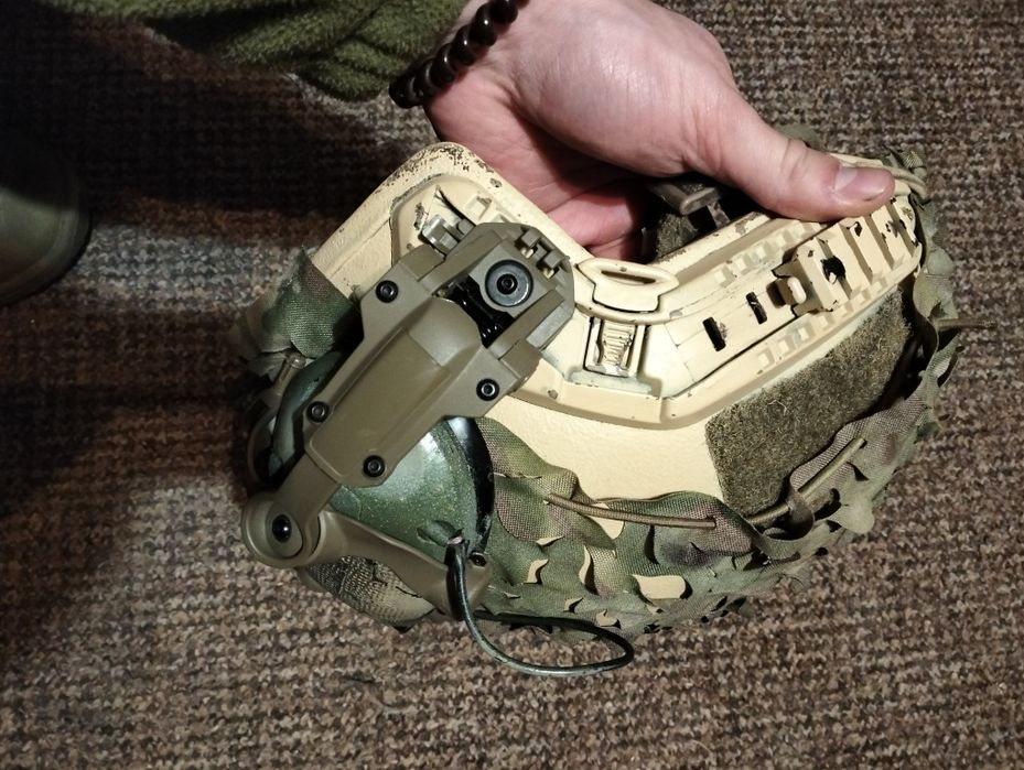 Шолом з навушниками