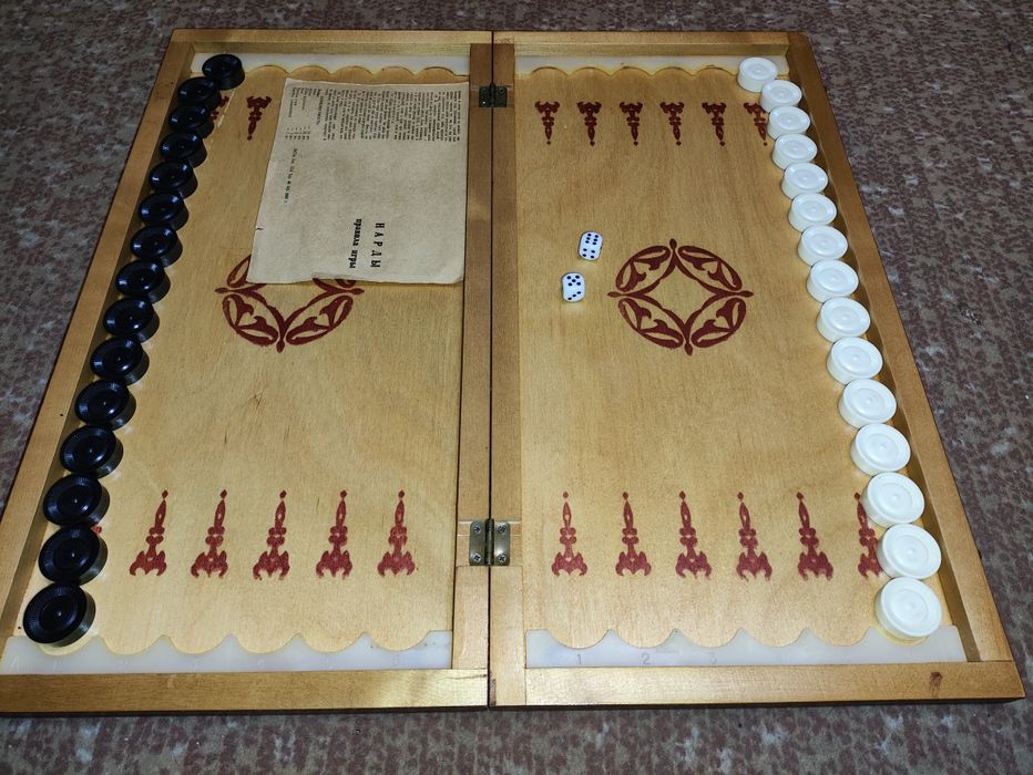 шахматный стол резной красивый