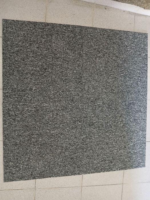 Alcatifa em ladrilhos 50x50 cinza antracite Ideal para hoteis e escrit