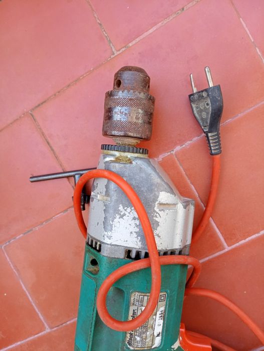 Berbequim elétrico 	Black and Decker 220v	- a funcionar muito bem