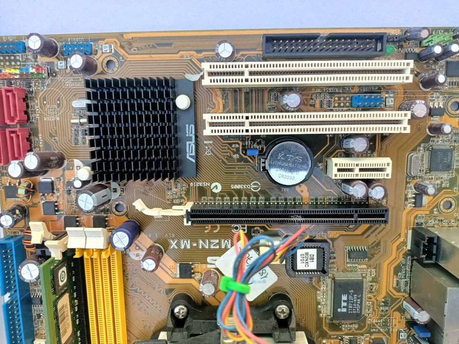 Материнська плата Asus M2N-MX SE Плюс модуль оперативної пам'яті Kingston ValueRAM