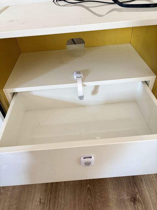 Movel tv branco e dourado