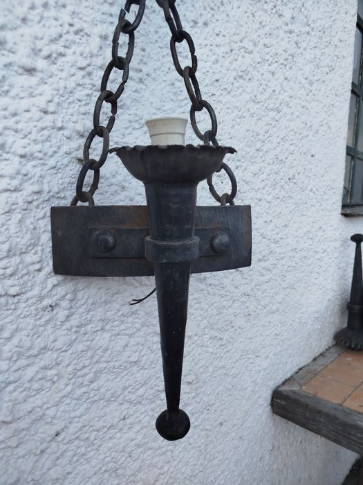 Candeeiro rústico de ferro forjado e aplique de parede.