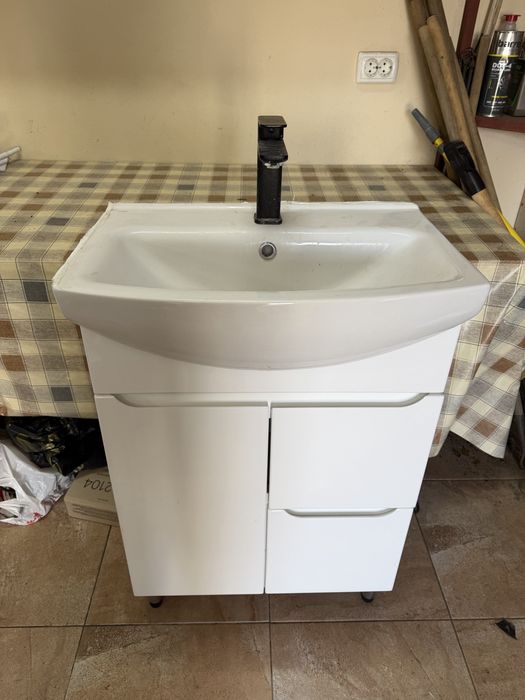 Тумба з умивальником та змішувачем.