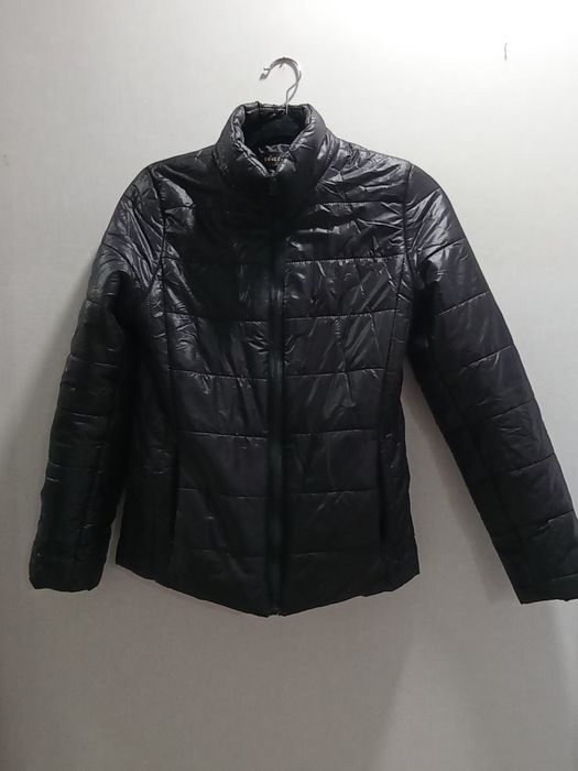 Чорна куртка весна