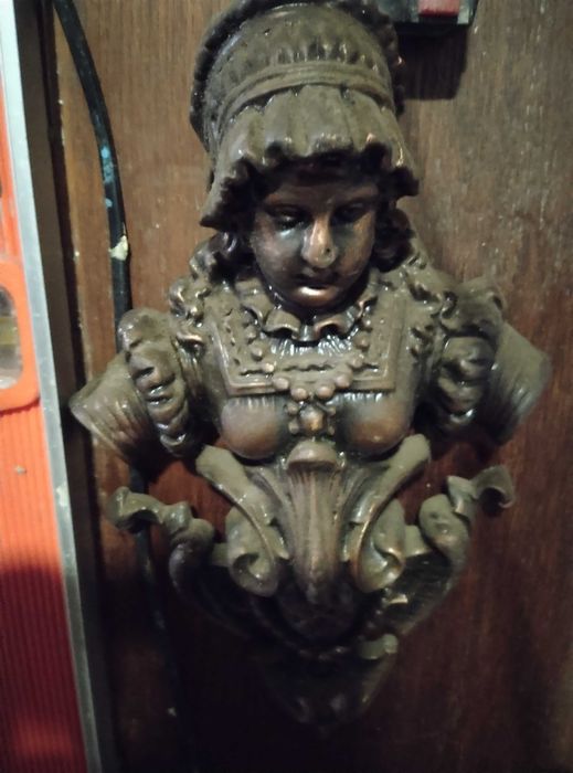 Бронзова статуетка,якоїсь жінки