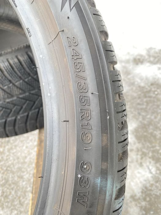 Зимняя резина Bridgestone 245.35.19. Пара.