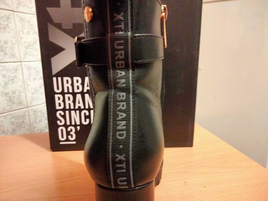 Botas pretas XTI, de salto, tamanho 39