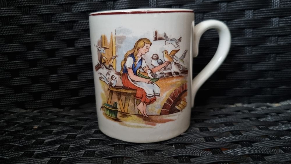 Stary kubek porcelana Germany dziewczyna karmiąca ptaki