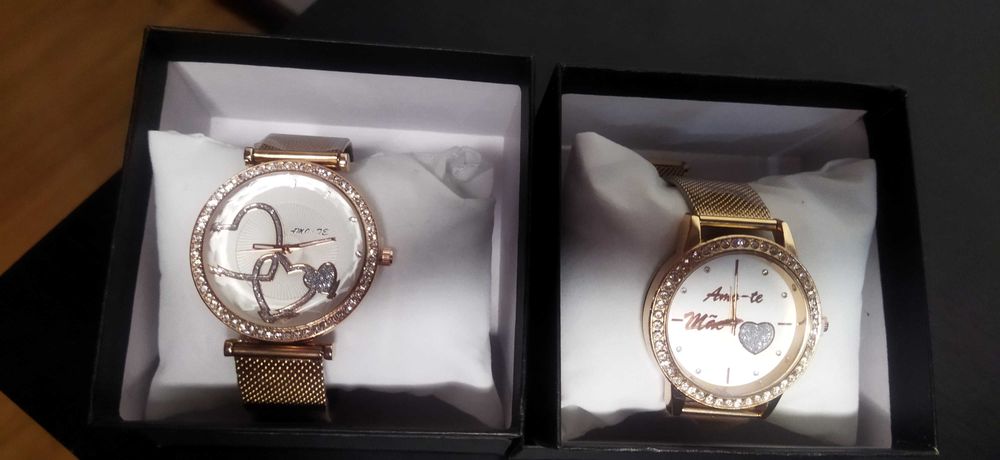 Relógios novos com bracelete dourada