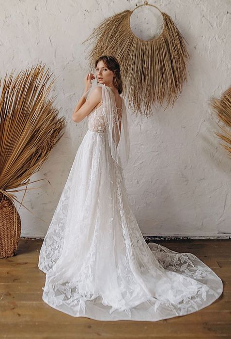 Niepowtarzalna suknia ślubna z haftem 3D- 36/38