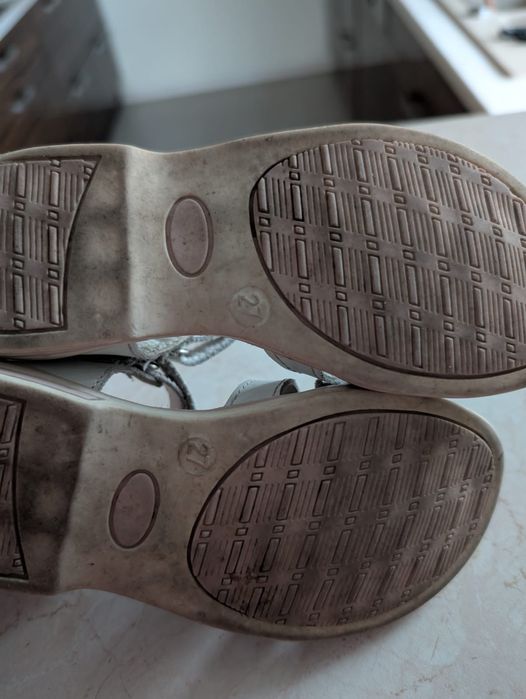 Sandałki skórzane 27