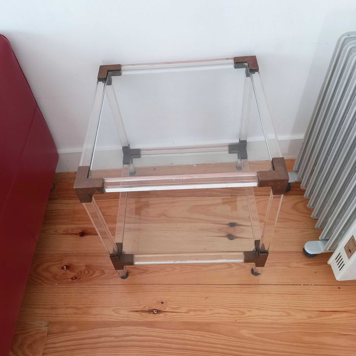 Mesa de apoio em acrílico e vidro