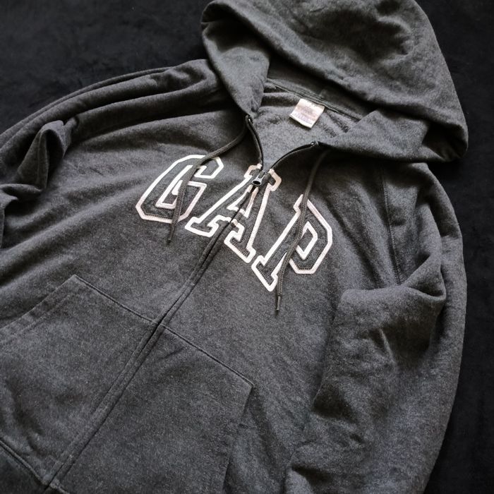 Серая кофта GAP.