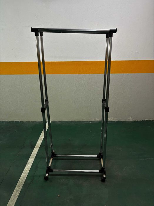 2 Charriots, como novos. Medidas: 172 x 79 x 32 cm
