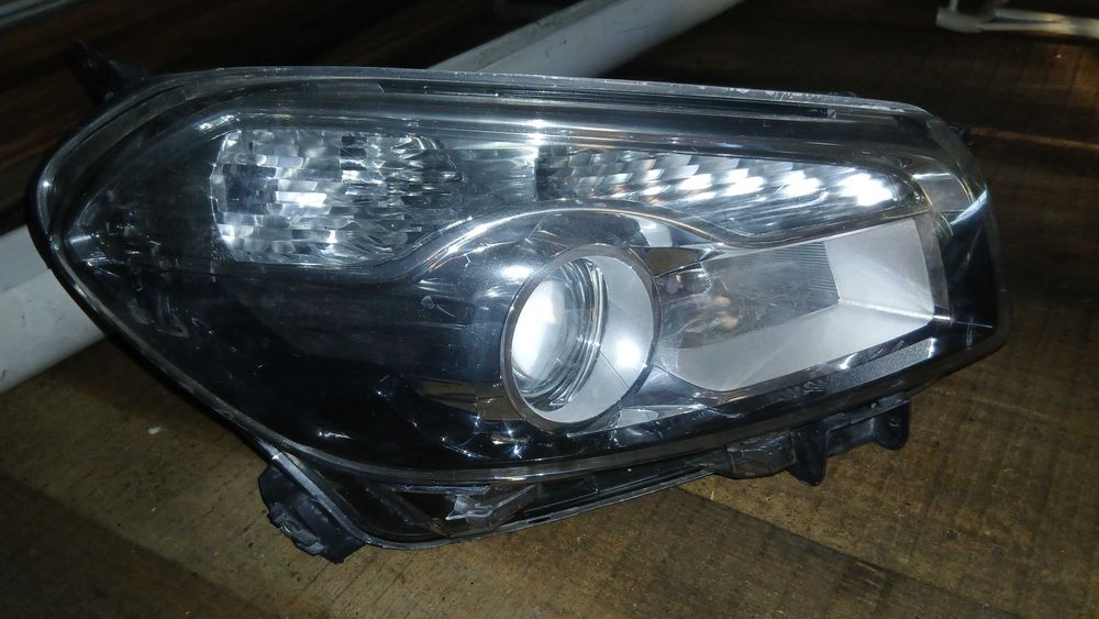 Farol direito Nissan Qashai