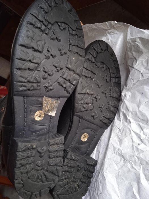 Vendo botas usadas em pele Nº35