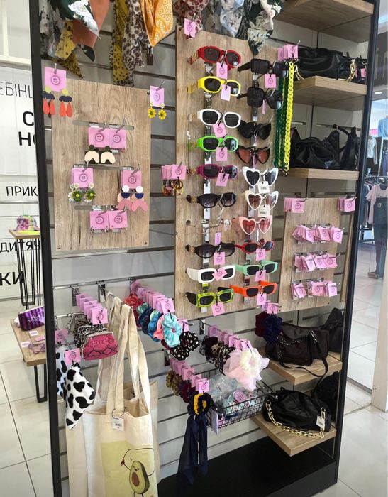 Торгові меблі для магазину та шоуруму, повний комплект, ідеальний стан