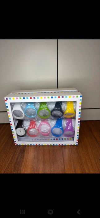 Relogio One com varias braceletes