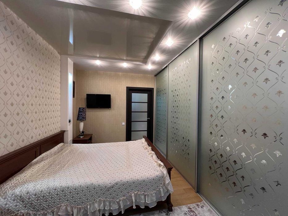 Продаю 2-х кімнатну квартиру в центрі міста (Премьер Хаус)