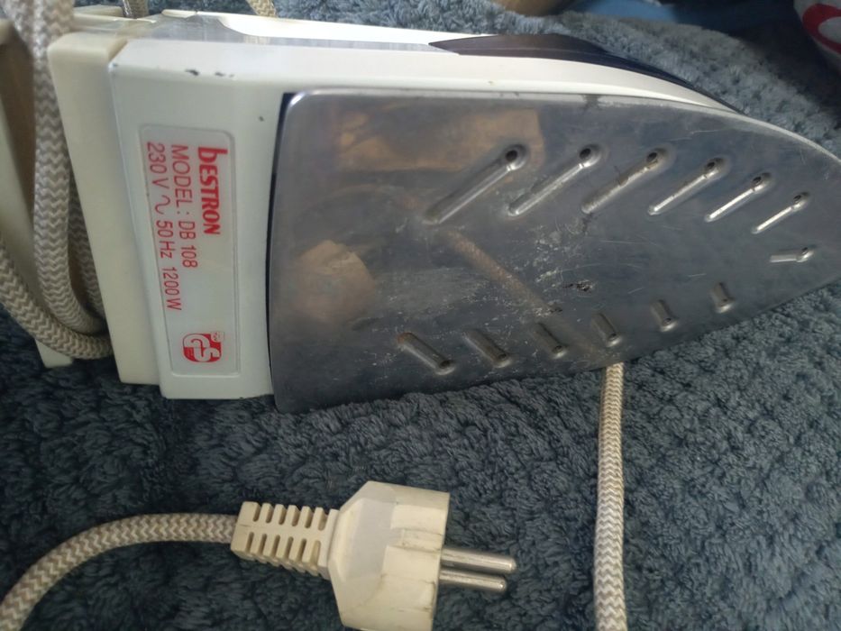 Żelazko moc 1200 W parowe parownica