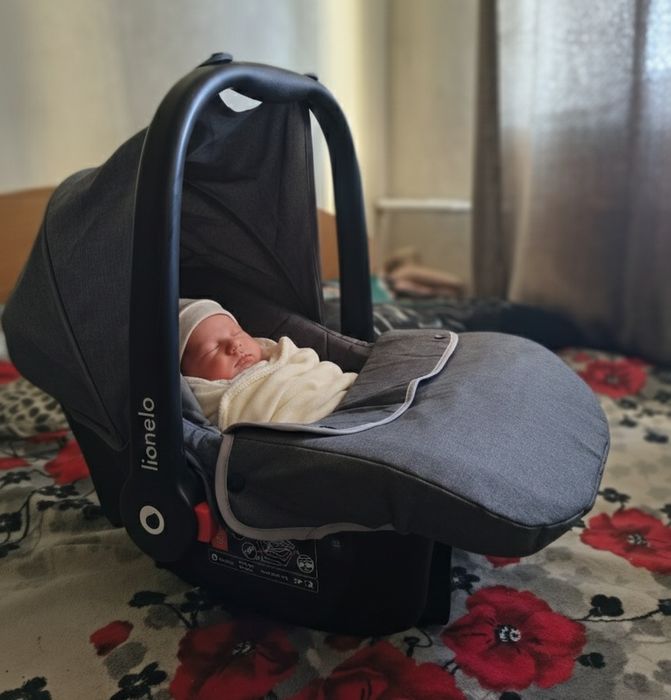 Недорого!В новому стані автокрісло,автолюлька з народження до 13 кг.